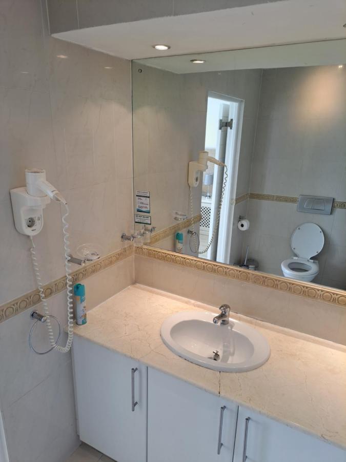 Apartment 3 Bedroom Sea Facing Family Moullie Point *