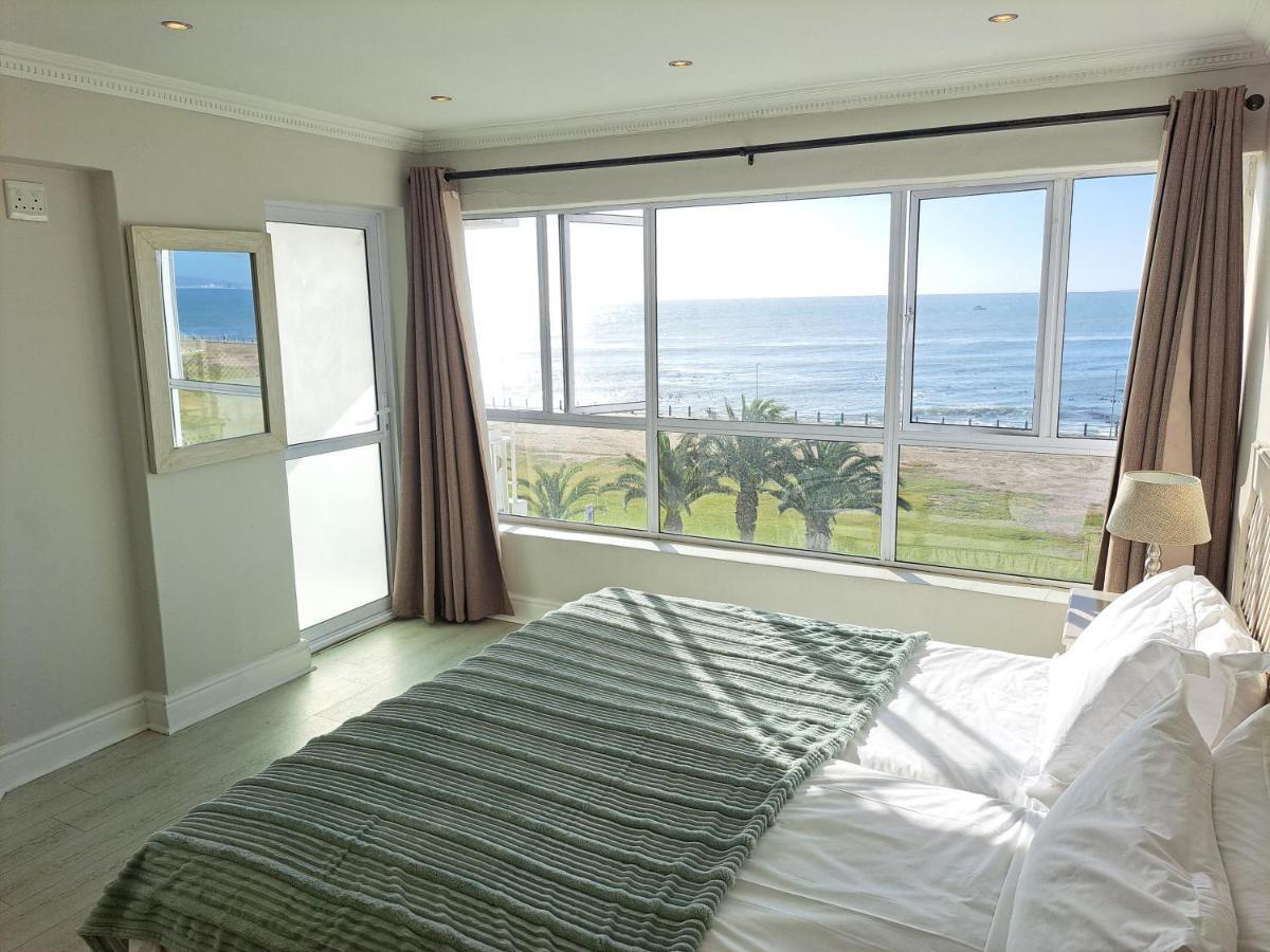 Apartment 3 Bedroom Sea Facing Family Moullie Point Cape Town