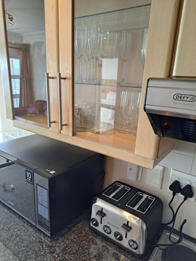 3 Bedroom Sea Facing Family Moullie Point Apartment *